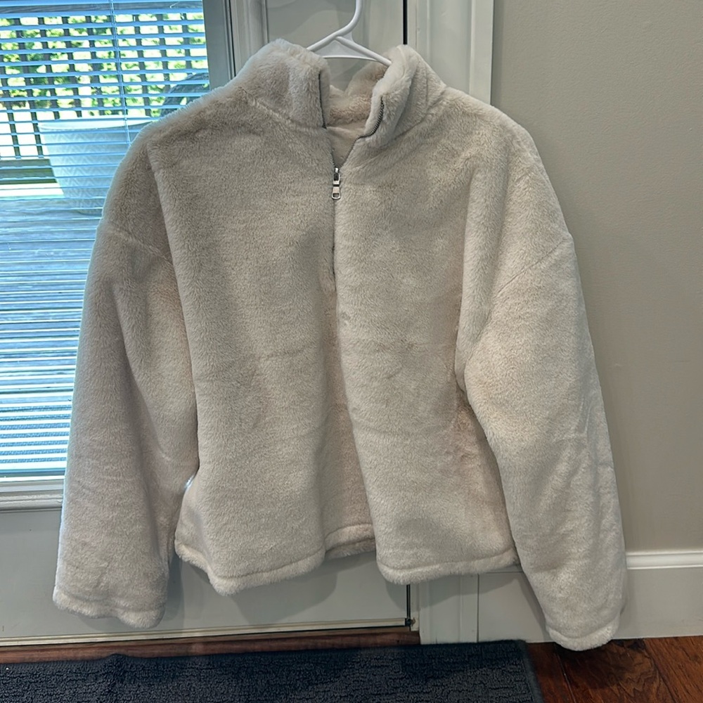 Fluffy zip up, very thick and warm. Perfect for fall and winter.